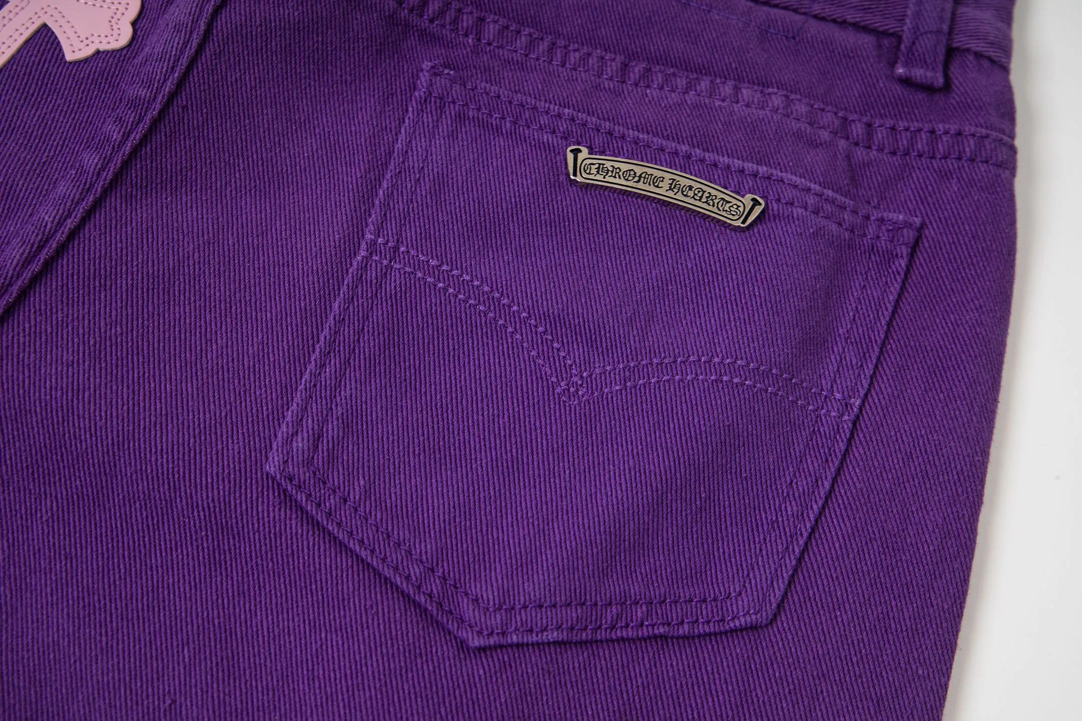 P240 Chrome Hearts Overseas limited edition violet patchwork leather cross hot girl couple jeans are a hot item this season and are sought after by countless celebrities and fashionistas. The neat details of the cutting process add color to the playful fashion! The neat and meticulous design, and the well-fitting structure is unique. The upper body not only has outstanding recognition, but also looks younger and younger. A style with the ultimate wearing meaning and performance, gorgeous color matching, and the craftsmanship of this style is also extremely extraordinary. After the finished product is washed, it is disassembled and hand-made with sheepskin cross leather and then spliced ​​together to complete. The whole piece has too many craftsmanship to describe. It is decorated with patchwork cross flowers and high-waisted washed jeans! ! Absolutely high-end luxury product, a god-level single product, a super popular product, made by top heavy industry, a magic weapon that cannot be missed to hit the streets. Style number: 1837 Size: 28 30 32 34 Color: purple